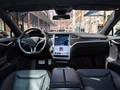 Bên trong xe tự lái của Tesla (The Verge)