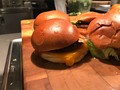 Món bánh burger có cách sắp xếp giống như emoji của Google (ảnh: The Verge)