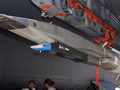 Tên lửa X-51A gắn trên cánh máy bay B-52 tại căn cứ không quân Edwards, tháng 7/2009 (ảnh: Wikipedia)