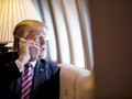 Tổng thống Trump đang sử dụng một chiếc iPhone (ảnh: White House)