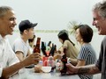 Anthony Bourdain hướng dẫn cựu Tổng thống Mỹ ăn bún chả tại Hà Nội (ảnh: CNN)