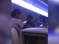 Một người đàn ông cầm túi nhựa đi xin tiền hành khách trên chuyến bay của hãng Qatar Airways (ảnh cắt từ clip)