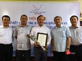 Chủ tịch VDCA Nguyễn Minh Hồng và Tổng thư ký Lê Đức Sảo trao bằng chứng nhận hội viên cho Công ty Cổ phần Dược phẩm Việt Nam