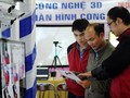 Khách tham quan nghe giới thiệu về thiết bị camera giám sát tại một triển lãm về thiết bị công nghệ