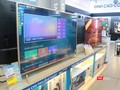 Tại hệ thống siêu thị Điện Máy Xanh, chỉ còn một số sản phẩm tivi Asanzo tồn được trưng bày trên kệ có in logo hãng
