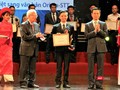 Đại diện VAIS, ông Nguyễn Quốc Trường, nhận giải thưởng Chuyển đổi Số 2019 cho ứng dụng chuyển đổi âm thanh thành văn bản
