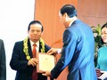 ông Lê Doãn Hợp, nguyên Bộ trưởng Bộ Thông tin & Truyền thông, Chủ tịch Danh dự Hội Truyền thông Số Việt Nam nhận bằng khen (ảnh: Nguyễn Khang)