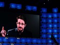 Edward Snowden phát biểu qua một video được phát trên màn hình tại Hội thảo thượng đỉnh về Web, tổ chức tại Lisbon, Bồ Đào Nha