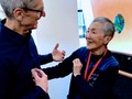 Giám đốc điều hành Apple Tim Cook trò chuyện với bà Masako Wakamiya tại San Jose, California, tháng 6/2017 (ảnh: Nikkei Asian Review)