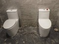 2 toilet không có vách ngăn trong phòng vệ sinh nữ (ảnh AFP)