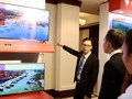 Đại diện VinSmart giới thiệu tivi cho khách thăm quan