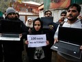 Các nhà báo ở Kashmir biểu tình phản đối đóng cửa Internet (ảnh Farooq Khan/EPA)