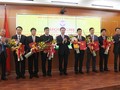 Bộ trưởng Nguyễn Mạnh Hùng trao quyết định cho các đồng chí được luân chuyển sang vị trí mới (ảnh: Bộ TT&TT)