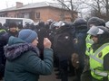 Người dân Ukraina đụng độ với cảnh sát (ảnh AFP)