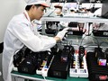 Công nhân kiểm định chất lượng tại nhà máy sản xuất điện thoại Vsmart