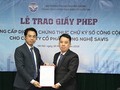 ông Lã Hoàng Trung – Giám đốc Trung tâm chứng thực điện tử Quốc gia (bên phải) trao giấy phép Cung cấp dịch vụ Chứng thực chữ ký số công cộng cho Công ty Cổ phần Công nghệ SAVIS