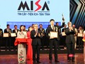 Ông Lê Hồng Quang nhận cúp và bằng khen Giải thưởng Chuyển đổi số Việt Nam 2020