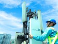 Nhân viên Viettel lắp thử nghiệm dịch vụ 5G tại Hà Nội
