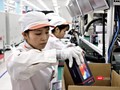 Các công nhân tại nhà máy sản xuất điện thoại thông minh VinSmart