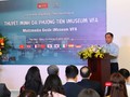 Du khách trải nghiệm ứng dụng iMuseum VFA tại Bảo tàng Mỹ thuật Việt Nam