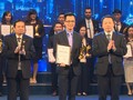 ông Phùng Việt Thắng nhận cúp hạng mục Ứng dụng, giải pháp Thu hẹp khoảng cách số tại Lễ trao giải thưởng Chuyển đổi số Việt Nam