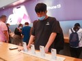 Khách hàng mua iPhone 13 ở một cửa hàng Apple tại Thượng Hải ngày 12/10/2021 (ảnh Barcroft Media)