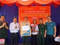 Đại diện Trung tâm Ký ức người kính, Ban liên lạc Hội cựu chiến binh quân tình nguyện Việt Nam tại Lào và chính quyền xã Phượng Vỹ trao nhà tình nghĩa cho ông Nguyễn Kim Thoa