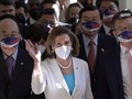 Chủ tịch Hạ viện Hoa Kỳ Nancy Pelosi vẫy tay chào các nhà báo khi bà đến thăm trụ sở Quốc hội Đài Loan hôm 3/8 (ảnh AFP)