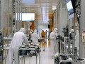 Công nhân tại nhà máy sản xuất chip của công ty SkyWater Technology ở Bloomington, Minnesota, Mỹ (ảnh: Reuters)
