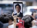 Người dân cầm ảnh tưởng niệm cố Thủ tướng Nhật Bản Abe Shinzo