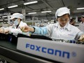 Công nhân tại một dây chuyền lắp ráp của Foxconn