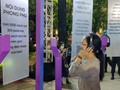 Một độc giả trải nghiệm sách nói (ảnh: SGGP)