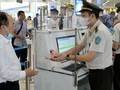 Hành khách sử dụng tài khoản VNeID trên điện thoại để làm thủ tục lên máy bay