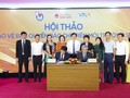 TS. Nguyễn Minh Hồng - Chủ tịch VDCA (bên phải) và ông Trần Trọng Dũng - Phó Chủ tịch Hội Nhà báo Việt Nam (bên trái) đại diện hai tổ chức ký biên bản
