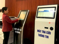 Người dân thực hiện dịch vụ hành chính công qua thiết bị kiosk (ảnh minh họa)