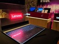 Mẫu laptop màn hình trong suốt của Lenovo (ảnh CNBC)