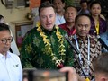 Tỉ phú Elon Musk (thứ 2 từ trái sang) đứng cạnh Bộ trưởng Y tế Indonesia Budi Gunadi Sadikin (trái) trong buổi lễ khánh thành dịch vụ Internet vệ tinh Starlink ở Bali, Indonesia vào ngày 19/5 (Ảnh: AFP)
