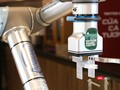 Robot tự pha cà phê, mang đồ uống, viết thư pháp, chụp ảnh cho khách ở Hà Nội