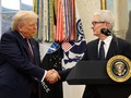 Tổng thống Donald Trump và CEO Apple Tim Cook. Ảnh: Reuters