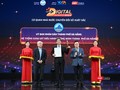 Ông Lê Quốc Minh, Ủy viên Trung ương Đảng, Phó trưởng ban Tuyên giáo và Dân vận Trung ương, Tổng biên tập báo Nhân Dân, Chủ tịch Hội nhà báo Việt Nam và TS Nguyễn Quân, nguyên Bộ trưởng Bộ Khoa học và Công nghệ trao cúp và chứng nhận vinh danh đơn vị đạt Giải thưởng Chuyển đổi số Việt Nam 2024.