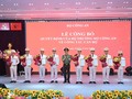 Bộ trưởng Lương Tam Quang trao quyết định tuyển chọn biên chế và phong cấp bậc hàm sĩ quan cho 8 lãnh đạo chủ chốt của MobiFone. Ảnh: Bộ Công an