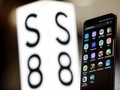 Chiếc điện thoại tầm trung Galaxy A8 giá rẻ hơn S8 nhưng vẫn có nhiều tính năng cao cấp (ảnh Reuters)