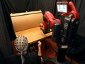 Một hệ thống do trường MIT phát triển cho phép con người điều khiển robot bằng cách sử dụng các cử chỉ và sóng não của chúng ta (Ảnh MIT CSAIL)