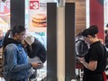 Đây là một phương thức mới để bạn lấy đồ ăn và có thể mang lại nhiều thuận lợi cho nhân viên trong các cửa hàng đồ ăn nhanh (Ảnh Business Insider)