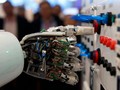 Cánh tay của con robot AILA (con robot hoạt động bằng trí tuệ nhân tạo) đang thao tác trên một bảng mạch tại hội chợ máy tính CeBit tháng 3/2013 (Ảnh Reuters)