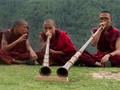 Những nhà sư trẻ đang tập chơi sáo tại chùa Dechen Phodrang, Thimphu, Bhutan (Ảnh Getty Images)