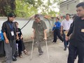 Cựu chiến binh mất 1 chân quyết tâm chống nạng tới viếng Tổng Bí thư Nguyễn Phú Trọng