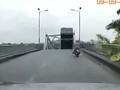 Khoảnh khắc sập cầu Phong Châu, xe tải cắm đầu xuống sông Hồng