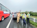 Hình ảnh lực lượng ảnh sát điều tiêt và hỗ trợ các xe gặp sự cố