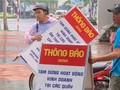 Nhân viên Ban quản lý bán đảo Sơn Trà và các bãi biển du lịch Đà Nẵng dựng bảng thông báo tạm dừng hoạt động kinh doanh tại các kiot ven biển để tiến hành đấu giá theo quy định